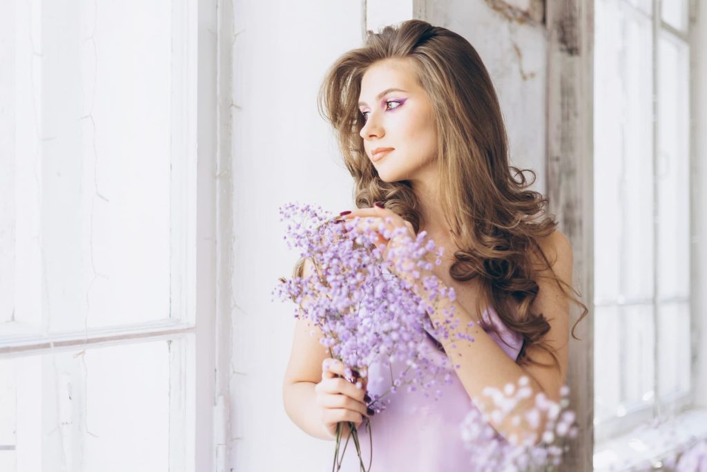 Schönes sexy weibliches Model in lila zartem Kleid.